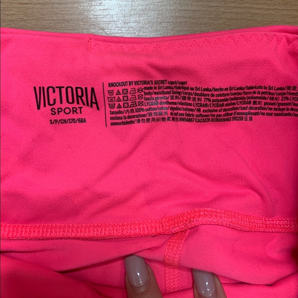 Women’s cropped VS leggings